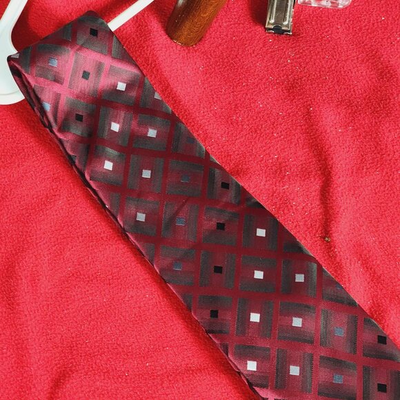 Van Heusen Red Black Gray White Box Geo Color Change Design Poly Hand Made Tie - Picture 16 of 16